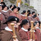 Les confrères à la sortie de l'office à Orcival ont entonné le chant des pèlerins