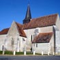 L'église Saint-Pierre de Mâron a été bâtie vers les années 1212. L'ensemble a été très remanié au cours des siècles. L'élément le plus ancien est une chapelle en gothique flamboyant . Tout près de l'église se dresse un manoir Renaissance dont on peut entr