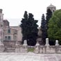 Vestiges du théâtre : deux des colonnes encadrant la porte royale du mur de scène. Le théâtre antique d'Arles a été construit à la fin du Ier siècle av. J.-C., sous le règne de l'empereur Auguste, juste après la fondation de la colonie romaine. Commencé v