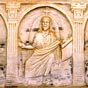 Trois sarcophages paléochrétiens ont été apportés dans l’église au XIXe siècle. Ici, sarcophage de Paulus Geminus (début Ve siècle), administrateur du Trésor des cinq provinces de Gaule, ayant exercé ses fonctions à Vienne puis à Arles lorsque y fut trans