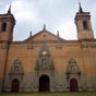 Nous décidons d'effectuer un détour pour aller visiter le superbe monastère de San Juan de la Peña. C'est un ensemble complexe, avec deux étages d'églises, une crypte du Xe siècle, un cloître aux riches chapiteaux et un panthéon de nobles.