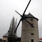 Artenay : Le moulin à vent des Muets. Construit en 1848, restauré dans les années 1970. Il fonctionne encore, mais uniquement dans un but pédagogique. Le moulin est classé monument historique 1974.