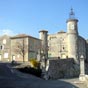 A Lussan, vous pourrez admirer cet imposant château avec puits voûté du XIIIe siècle et terrasse du XVIIIe remplaçant les anciens remparts.