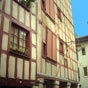 Façade d’un édifice du Petit Bayonne. Appelé également Bourg Neuf, le Petit Bayonne est un quartier populaire et actif, qui fut concédé aux évêques en 1152 comme zone franche.
