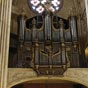 Le grand orgue : Le premier orgue de la cathédrale est installé en 1488 par Dominique Castelbon, réparé par Amadis vers 1580-1590. Il se trouvait au-dessus des deux portes de la sacristie; Monseigneur de Beauvau fit construire une arche au-dessus de la po
