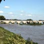 Le pont de Beaugency est un des rares ponts médiévaux sur la Loire. Bien que remanié, plusieurs fois, il a gardé ses arches inégales. La plus grande permettait le passage des bateaux.