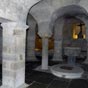 Dans la crypte, un chapiteau carolingien fait office d'autel.