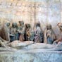 Groupe en calcaire sculpté représentant la mise au tombeau de Jésus.