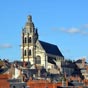 Blois : La cathédrale Saint-Louis a été rebâtie à diverses reprises aux XIIe, XVIe et XVIIe siècles sur une crypte carolingienne dans laquelle fut déposé le corprs de Solenne (évêque de Chartres) en 590. L'essentiel date d'après 1680 et est érigé en style
