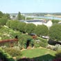 Blois : Les Jardins de l'Évêché en terrasse dominent la vallée de la Loire et offrent une vue étendue sur la ville. La terrasse basse, aménagée en roseraie, contient des centaines de variétés rares. Des fouilles effectuées en 2010 ont mis au jour un ancie