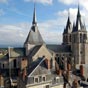 Blois : L'église Saint-Nicolas est une ancienne abbatiale bénédictine, liée à l'abbaye Saint-Laumer, dont le chœur et le transept ont été édifiés entre 1138 et 1186, début de l'art gothique, alors que la nef, inspirée de la cathédrale de Chartres, et les 