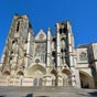 Bourges : façade de la cathédrale Saint-Etienne édifiée entre la fin du XIIe siècle et la fin du XIIIe siècle. La façade et ses cinq portails constituent un premier choc visuel.  Ils sont consacrés, dans l'ordre et de gauche à droite, à : Saint Guillaume,