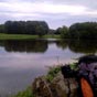 Pause bien méritée au bord de l'étang de la Chaize qui s'étend au pied du donjon, et du hameau du même nom (photo Marie-Christine Rothier).