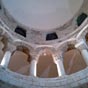 La coupole à la croisée du transept masque l'emplacement de la tour octogonale. Il y a trois chapelles absidiales qui sont dédiées à sainte-Anne, au Sacré Cœur et à saint-Joseph.