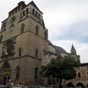 La cathédrale Saint-Etienne de Cahors date des XIe et XIIe siècles et a des allures de forteresse, austère et militaire. La façade rajoutée renforce encore cette impression : lourde, ressemblant à la muraille d'un château, le narthex surmonté d'un beffroi