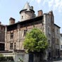 L'hôtel de Roaldès date du XVe siècle. Le roi Henri IV y aurait séjourné lors des Guerres de religion qui ont fait rage dans la région. La famille de Roaldès qui vit toujours à Cahors, a compté au XVIe siècle, un juriste célèbre, François Roaldès, profess