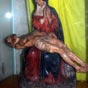 Vierge de Pitié : Cette œuvre d’une grande finesse d’exécution date du XVe siècle. Elle représente la Vierge, les mains jointes sur le côté, contemplant son fils étendu sur ses genoux. La statue en bois de la Confrérie de Notre-Dame de Pitié est l’objet d