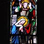 Un ensemble verrier de 17 vitraux, représentant des scènes bibliques ainsi que des saints et saintes, est l’œuvre du Maître-verrier Gustave Pierre Dagrant. Vitrail de la Nativité.
