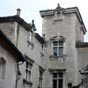 Hôtel de Viviès, le plus bel hôtel particulier de Castres au XVIe siècle. Il a été construit par monseigneur de Rozel, avocat à la chambre de l'Édit. La construction classique de l'hôtel s'ordonne autour de la cour d'entrée ouverte sur la rue par un grand