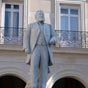 La statue de Jean Jaurès est placée entre les Arcades et la place en hommage à l'homme politique castrais. Jean Jaurès est né à Castres (Tarn) le 3 septembre 1859 et assassiné à Paris le 31 juillet 1914. Orateur et parlementaire socialiste, il s'est notam