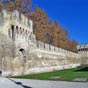 Les premières fortifications d'Avenio furent édifiées sous la colonisation romaine au Ier siècle. Une évolution notable dans les fortifications date du XIIe siècle. Ils furent édifiés autour de la ville, pour la protéger, une double enceinte avec fossés qui correspondait au tracé de l'enceinte romaine. Avec l'installation des papes à Avignon, la cité s'agrandit et des faubourgs se construisirent à l'extérieur des murs. 