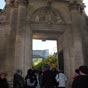 Le groupe au pied du portail monumental de la charteuse Notre-Dame-du-Val-de-Bénédiction à Villeneuve-lez-Avignon.