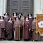 La tradition est respectée, les jacquets posent devant le portail de la basilique Saint-Martin.