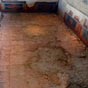 Musée Vésunna : cette peinture murale réalisée lors de la construction de la première maison, au milieu du Ier siècle après J. C. resta en place jusqu'au milieu du IIe siècle. Sa partie basse, protégée par les remblais de l'exhaussement, fut retrouvée lors des fouilles sur une hauteur maximale de 1 mètre. son décor s'inspire des peintures retrouvées à Pompéi (fin du IIIe style-début du IVe style pompéien).