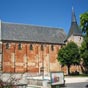 L'église Saint-Michel à Charost date du XIIème siècle, elle surprend par sa taille imposante et la teinte rougeâtre de sa pierre, un calcaire local appelé 