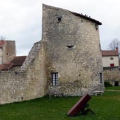 De la muraille qui entourait Charroux subsiste  cette tour de guet (XIVe)