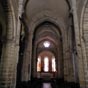 A l'intérieur de l'église, nous nous rendons compte qu'elle fait partie des églises dites de transition Romano-Gothique. Le chœur est du XIIème siècle donc roman et la nef gothique voûtée en berceau. Les chapiteaux sont à crochets ou à motifs végétaux. Deux piliers romans coté chœur, deux gothiques coté nef. 