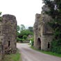 Ruines du château de Pierre-Perthuis. Il ne reste plus que le portail et quelques souterrains à proximité de l'église qui se situait à l'origine à l'intérieur des remparts et servait alors de chapelle castrale.  