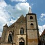 Corbigny : L'église Saint-Seine, de style gothique flamboyant à trois nefs, a été édifiée au début du XVIe siècle après plusieurs destructions d'une église primitive de 1134.