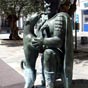 Face à la cathédrale, la statue du légionnaire romain et de son chien pour illustrer la légende des origines du thermalisme à Dax.
