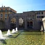Situé au cœur de la première ville thermale de France, cette fontaine a été au cours des siècles remodelée à de nombreuses reprises. Son style toscan à base de pierre naturelle rappelle le style gallo-romain de l'époque. On peut également admirer sur les 