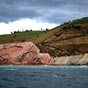 Flysch à Zumaia : Les flyschs (mot d'origine suisse alémanique) sont un ensemble de roches d'origine sédimentaire, formées par la répétition du même « motif » : une strate de grès, surmontée d'une strate de schistes argileux. Ce sont des dépôts marins qu