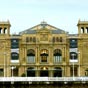Le Théâtre Victoria Eugenia a été nommé en l'honneur de Victoire-Eugénie de Battenberg, épouse d'Alphonse XIII. De style néo-Renaissance, il est l'œuvre de l'architecte Francisco de Urcola et a été inaugurée en 1912. Il a été la scène d'importantes premiè