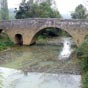 Pont de l'Artigue pour franchir l'Osse. Ce pont aux quatre arches inégales, fut construit sur l'Osse – à l'emplacement d'un très vieux pont romain – pour les pèlerins de Saint-Jacques-de-Compostelle : le propriétaire en était le diocèse de Compostelle. Il