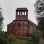 La chapelle de Perse fut édifiée au lieu où Saint Hilarian aurait été, en 730, décapité par les Sarrasins. En grès rose et blanc sous son toit d’ardoise bleue, elle est de style roman très pur : le chœur est du XIe siècle, le reste du XIIe siècle, à l'exc