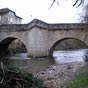 Nous arrivons à Figeac au pont du Pin. C'est un pont médiéval comprenant deux voûtes construites au XIIIe siècle et une troisième au XVe siècle. Cette dernière enjambait le bief amont du moulin de Paramelle. Ce pont doit son nom à un grand pin disparu à l