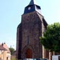 Eglise Saint-Etienne-Saint-Paxent de Cluis-Dessous. Elle a été édidiée au XIIe siècle en grès et granit. Ensemble imposant à l'austérité toute cistercienne.