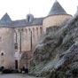 Le château fut construit par les Naillac, seigneurs de Gargilesse, à partir du Xe siècle. On y accède par l'ancienne porte du XIIe siècle encadrée par deux tours. Le château a été pris et pillé au cours de la Fronde, en 1650. Il a été reconstruit au XVIII