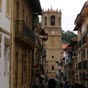 Getaria : la rue principale amène à l'église San Salvador. La construction de cette église gothique débuta, à partir du XIVe siècle, bien que la plus grande partie de celle-ci ait été construite entre les XVIe et XVIIIe siècles et ait dû souffrir de nombr