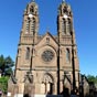 Église paroissiale Saint-Jean-Baptiste : Cette église néogothique a été construite construite en grès rouge entre 1879 et 1883. Elle est dotée de deux tours hautes de 45 m surmontées des statues en bronze de la Vierge et de saint Joseph, significatives de