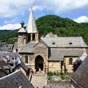 Estaing : l'église Saint-Fleuret fut construite au XVe siècle sur l'emplacement d'un ancien prieuré Saint-Fleuret qui avait été donné à l'abbaye de Montsalvy par Pons Étienne, évêque de Rodez. Elle abrite maintenant, indépendamment des reliques du patron 