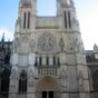 Fondé en 1390 pour accueillier les pèlerins, l'hôpital Saint-André a totalement disparu. La cathédrale, chef d'oeuvre de la ville a heureusement survécu en subissant au cours des siècles de nombreuses transformations. Côté nord, le portail royal est décor