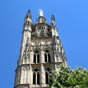 La tour Pey-Berland, isolée du reste de la cathédralel a été construite entre 1440 et 1450. Elle est quadrangulaire avec des contreforts, une galerie extérieure et une flèche octogonale avec au sommet, une statue de Notre-Dame d'Aquitaine réalisée en 1862