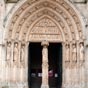 Portail des Flèches de la cathédrale Saint-André. Le tympan du portail nord de la cathédrale de Bordeaux se décompose, selon les spécialistes, en trois registres. En bas, sur le linteau est représentée la Cène. Un nébulé, c'est-à-dire un cordon de nuage s