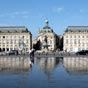 Place de la Bourse et quais rive gauche. En bord de Garonne, Bordeaux possède l’un des plus beaux patrimoines urbains du monde avec ses façades XVIIIe siècle aujourd'hui ravalées et de nombreux édifices classés ou inscrits au titre des monuments historiqu