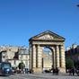 Porte Dijeaux et Place Gambetta : Entrée monumentale de la ville au XVIIIème siècle, la porte Dijeaux, bâtie par Voisin entre 1748-1753 et la place Gambetta, dotée d'un des ensembles architecturaux urbains les plus importants de Bordeaux, sont l'œuvre de 
